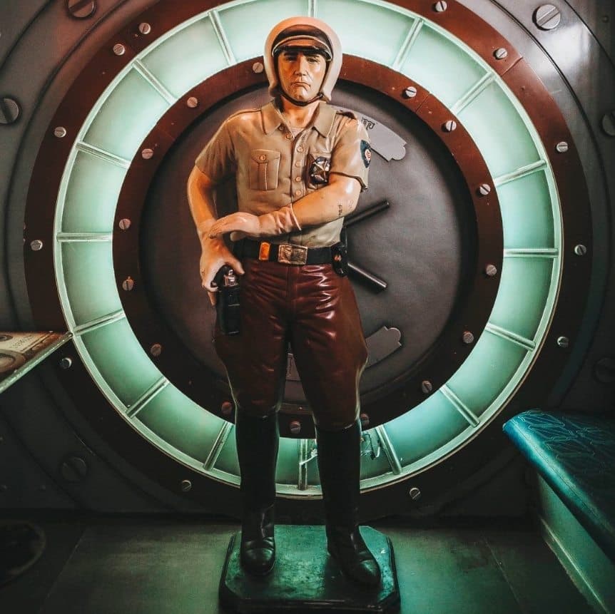 Puerta circular de la cámara acorazada de MALAFAMA con su policía de guardia